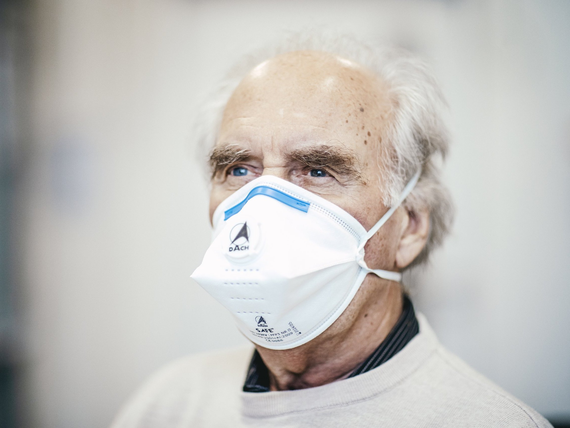 Ein Mann trägt eine FFP2-Maske