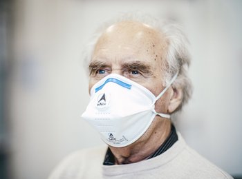 Ein Mann trägt eine FFP2-Maske