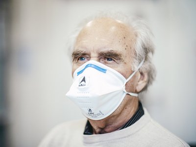 Ein Mann trägt eine FFP2-Maske