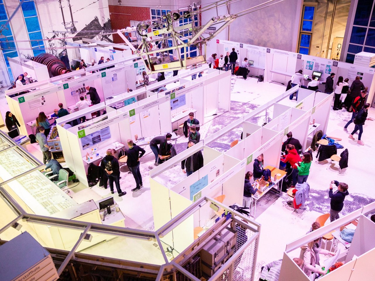 Übersicht der "Jugend forscht"-Stände in der Energiehalle der DASA Arbeitswelt Ausstellung