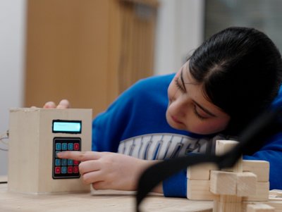 Ein Mädchen prüft ihren Prototypen auf Funktionalität im Rahmen der "Hackdays"