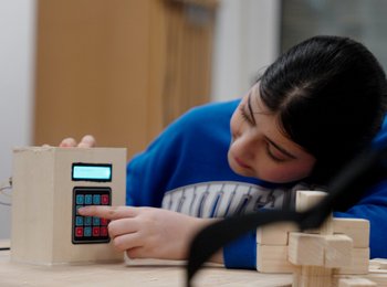 Ein Mädchen prüft ihren Prototypen auf Funktionalität im Rahmen der "Hackdays"