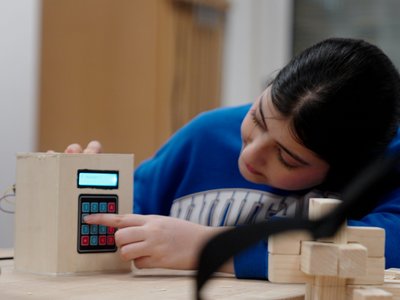 Ein Mädchen prüft ihren Prototypen auf Funktionalität im Rahmen der "Hackdays"