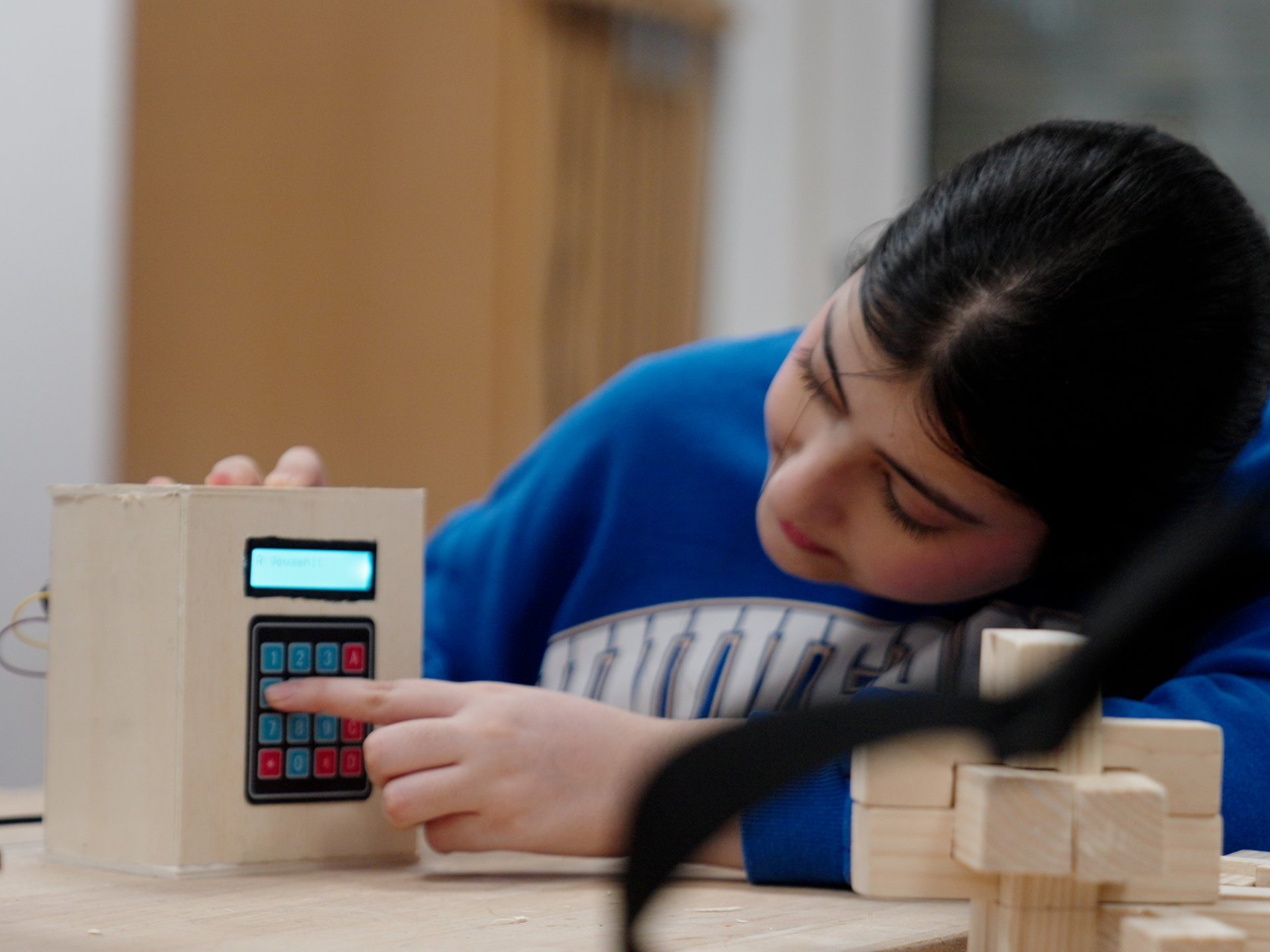 Ein Mädchen prüft ihren Prototypen auf Funktionalität im Rahmen der "Hackdays"