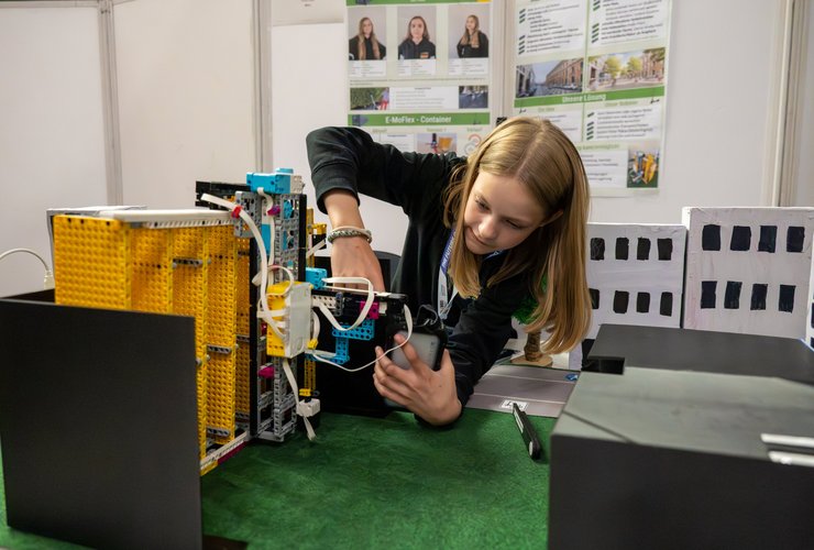 Mädchen für Robotik und Innovation begeistern: Neues Förderprogramm begleitet Schülerinnen bis zur World Robot Olympiad 2027