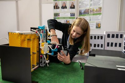 Mädchen für Robotik und Innovation begeistern: Neues Förderprogramm begleitet Schülerinnen bis zur World Robot Olympiad 2027