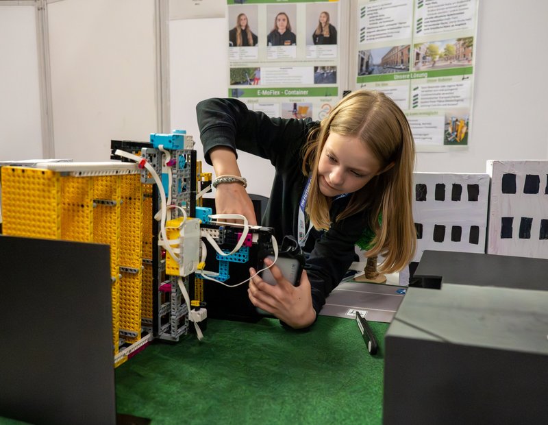 Mädchen für Robotik und Innovation begeistern: Neues Förderprogramm begleitet Schülerinnen bis zur World Robot Olympiad 2027