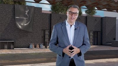 Oberbürgermeister Thomas Westphal vor dem 3D-Modell des Gebäudeplans