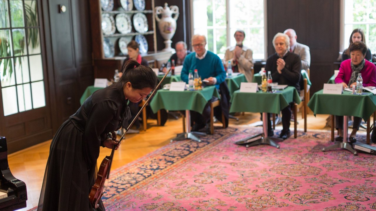 Eine Finalistin verbeugt sich vor der Jury nach ihrem Auftritt