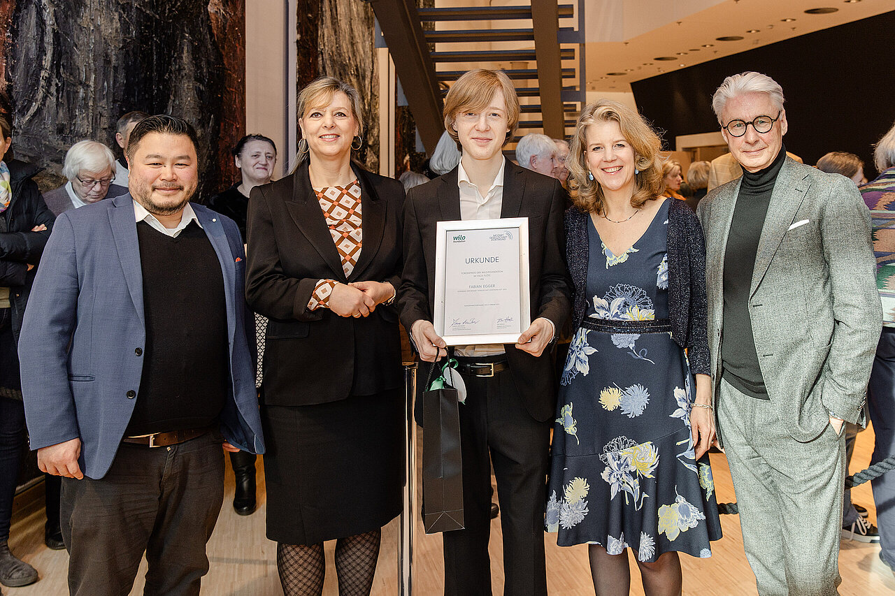 Fabian Egger erhält die Förpreisurkunde der Wilo-Foundation im Beisein von Vertretern der Mozart Gesellschaft Dortmund