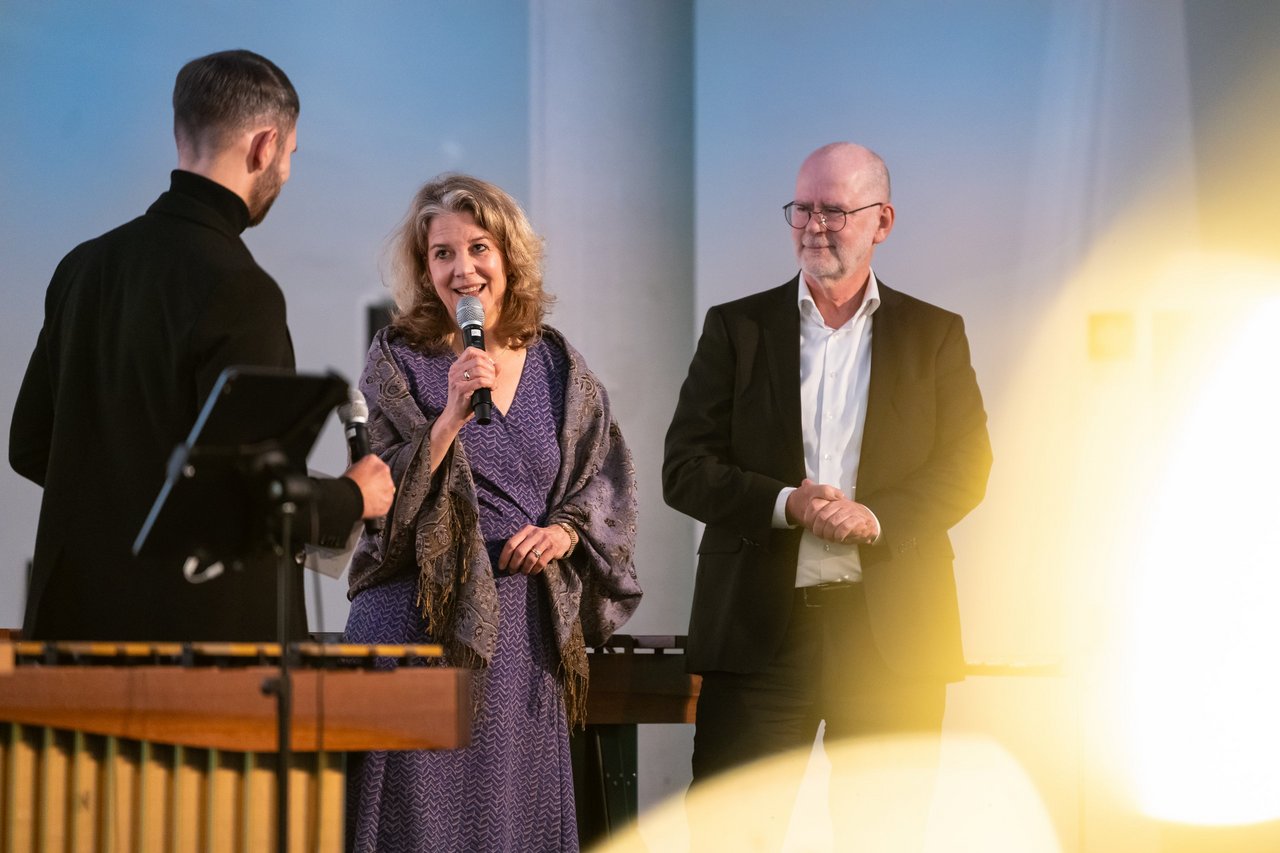 Karen Ann Bode (Mozart Gesellschaft Dortmund) und Wolfgang Mertineit (Wilo-Foundation) im Gespräch mit David Höltgen (Wilo-Foundation)