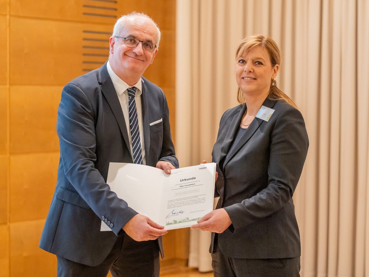 Evi Hoch (Wilo-Foundation) nimmt die Förderurkunde entgegen.