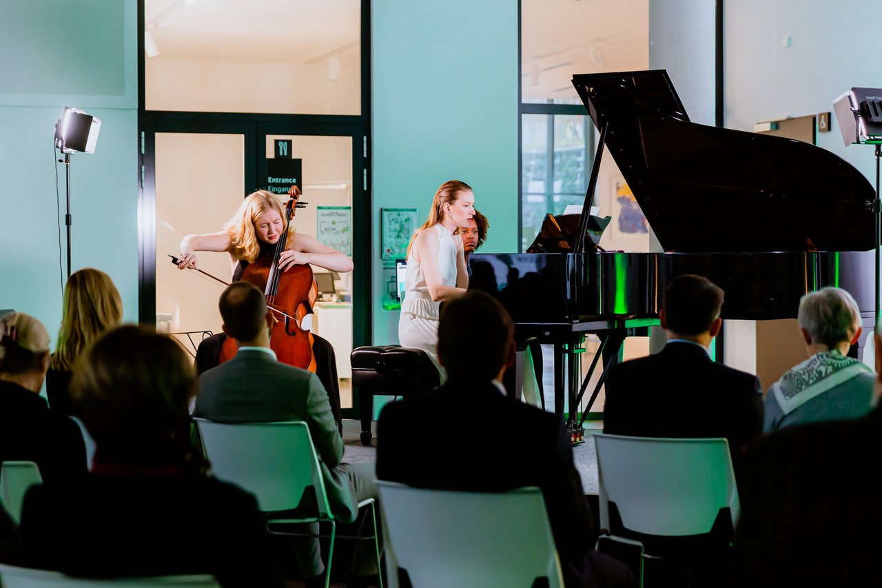 Katharina Hack (Klavier) und Anouchka Hack (Cello) spielen beim Soirée Konzert im Foyer des Pioneer Cubes auf dem Wilopark