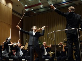 Musizierende des Orchesters während der Abschluss-Gala in der Freiheitshalle Hof