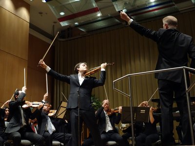 Musizierende des Orchesters während der Abschluss-Gala in der Freiheitshalle Hof