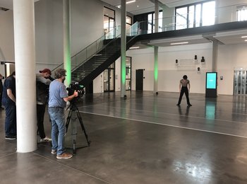 Ein Künstler des NRW Junior Balletts des Theater Dortmund wird während einer Darstellung in dem Foyer des Pioneer Peers auf dem Wilo Campus gefilmt