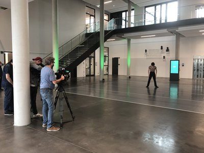 Ein Künstler des NRW Junior Balletts des Theater Dortmund wird während einer Darstellung in dem Foyer des Pioneer Peers auf dem Wilo Campus gefilmt