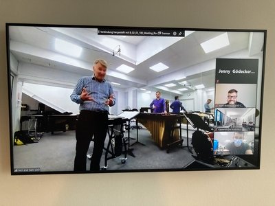 Die Schlagwerker Neil Percy und Sam Walton des weltbekannten LSO im Online-Gespräch mit Wilo-Auszubildenden