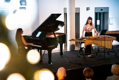 Die Percussionistin Clara de Groote gemeinsam mit Pianistin Marie Sophie Hauzel auf der Bühne im Wilo Pioneer Cube