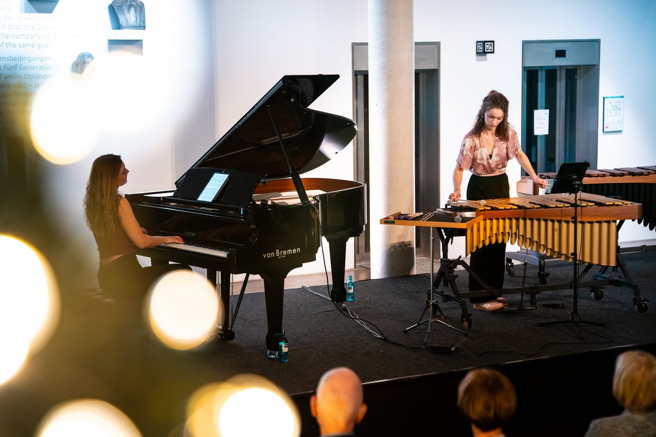 Die Percussionistin Clara de Groote gemeinsam mit Pianistin Marie Sophie Hauzel auf der Bühne im Wilo Pioneer Cube