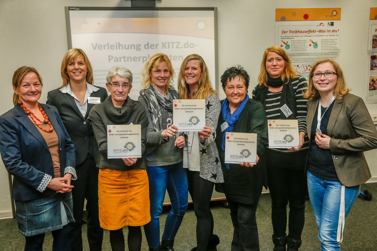 Verleihung der KITZ.do-Partnerplaketten an Erzieherinnen von Dortmunder Kitas, die an der MINT-Weiterbildung teilgenommen haben