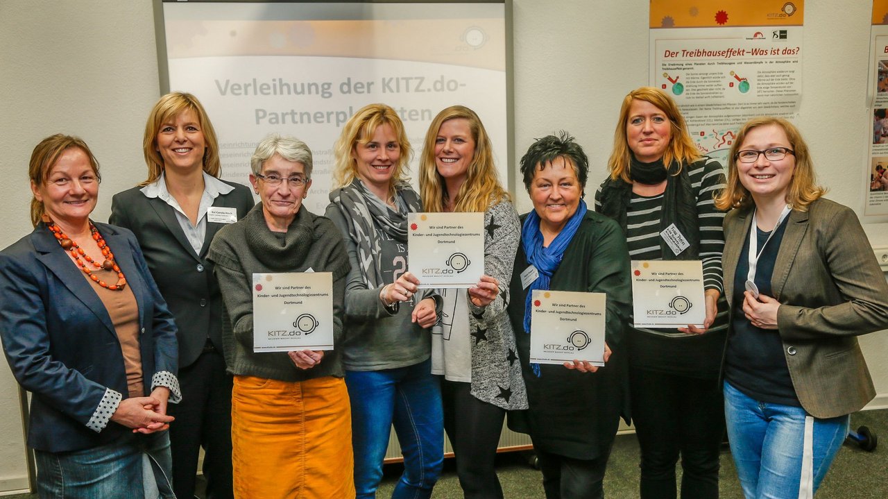Verleihung der KITZ.do-Partnerplaketten an Erzieherinnen von Dortmunder Kitas, die an der MINT-Weiterbildung teilgenommen haben