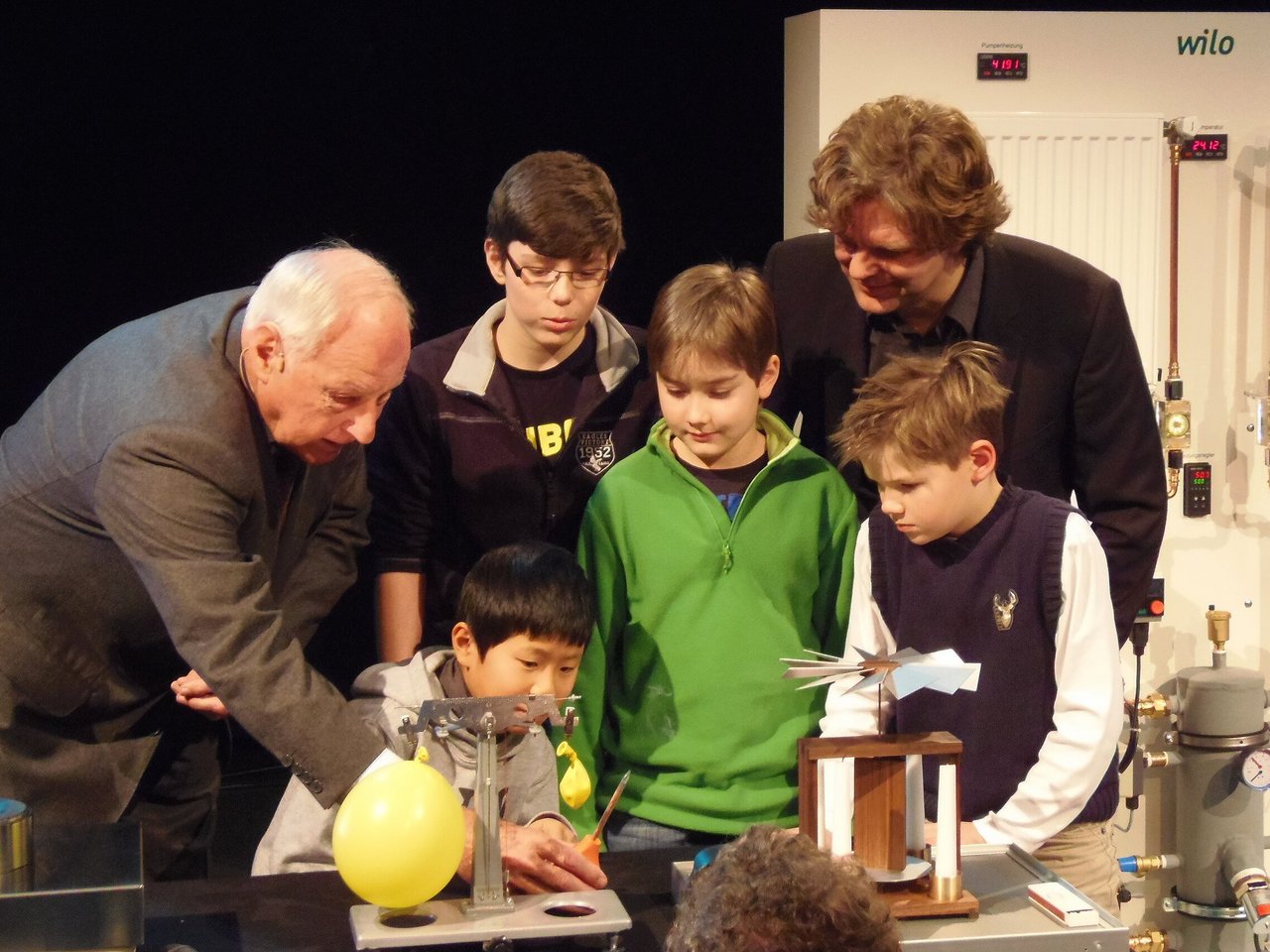 Stifter Dr.-Ing. E.h. Jochen Opländer (Wilo-Foundation) zeigt interessierten Kindern wie eine Heizung funktioniert