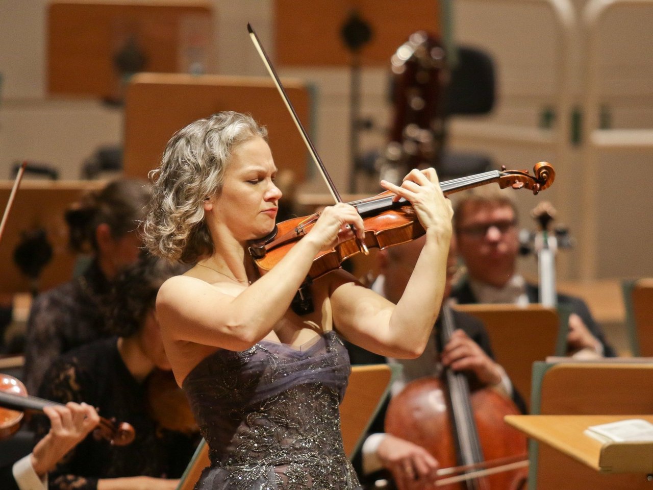 Hilary Hahn an der Violine mit dem hr-Sinfonieorchester bei einem Konzert im Konzerthaus Dortmund