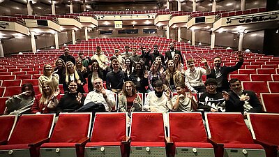 Die Schülerstipendiaten und Auszubildenden von Wilo sitzen in den vordersten Ränge des Theater Dortmund bei der Backstage-Führung