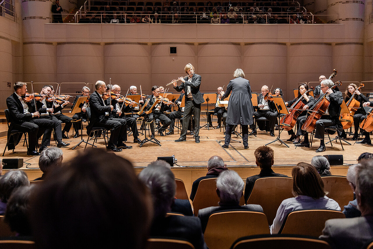 Auftritt von Fabian Egger bei der Mozart Matinee im Konzerthaus Dortmund gemeinsam mit dem Amadeus Kammerorchester des polnischen Rundfunks unter der Leitung von Dirigentin Anna Duczmal-Mróz