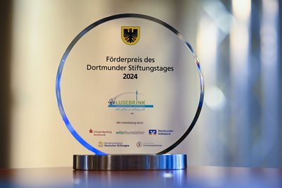 Der Stiftungspreis (rund, Glas mit Aufschrift und Dortmunder Stadtwappen) in Nahaufnahme