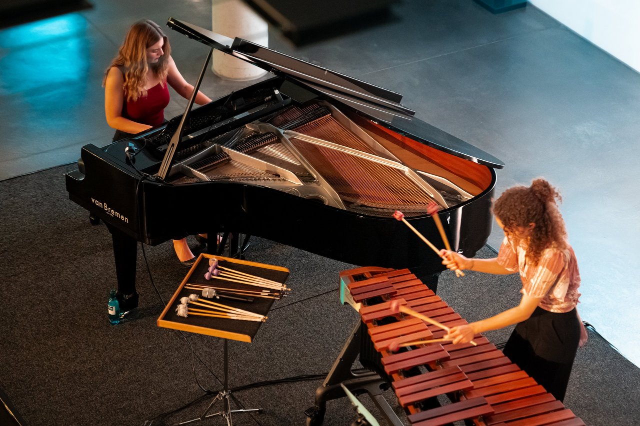 Percussionistin Clara de Groote gemeinsam mit Pianistin Marie Sophie Hauzel