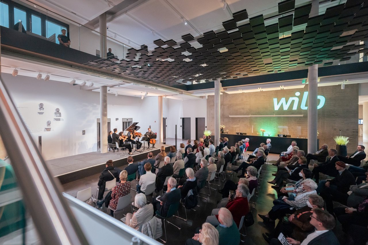 Das bestuhlte Konzert im ausverkauften Foyer des Wilo Pioneer Cube auf dem Wilopark