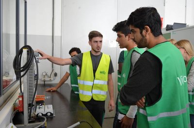 Einblicke in die Berufs&shy;welt: Geflüchtete treffen Azubis