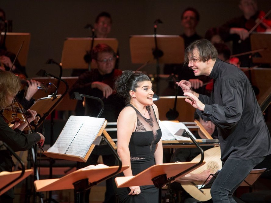Die Mozart Da-Ponte-Oper „Così fan tutte“ unter der Leitung von Teodor Currentzis auf der Bühne des Konzerthaus Dortmund
