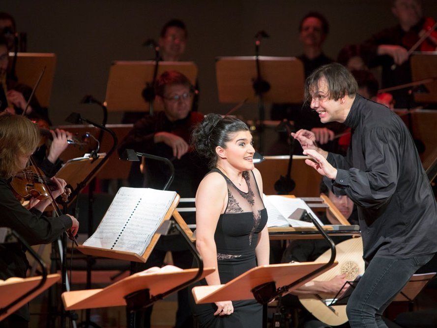 Die Mozart Da-Ponte-Oper „Così fan tutte“ unter der Leitung von Teodor Currentzis auf der Bühne des Konzerthaus Dortmund