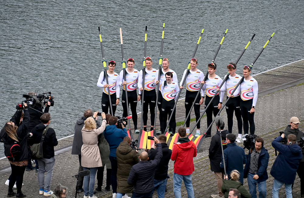 Das Team Deutschland-Achter in Gruppenaufstellung vor der Presse