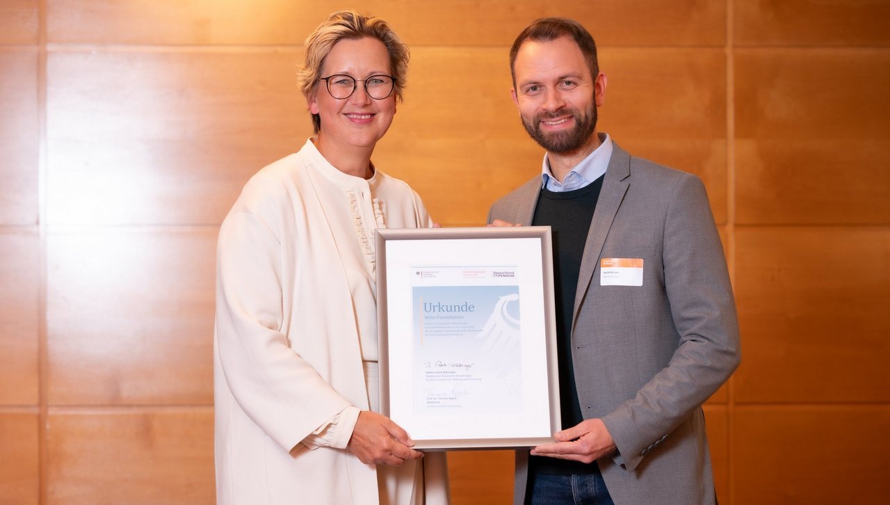 David Höltgen (Wilo-Foundation) erhält Förderurkunde der Wilo-Foundation