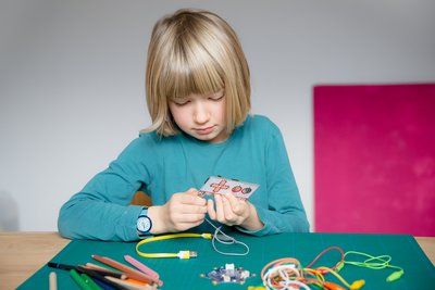 Ein Kind tüftelt an einem Experiment im Kindermuseum mondo mio