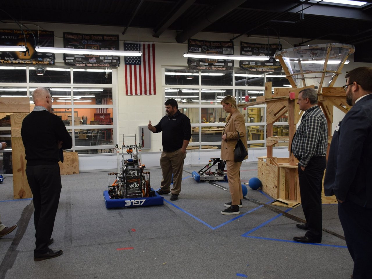 Evi Hoch, Vorstandsmitglied der Wilo-Foundation, besucht das Robotics Field der Cedarburg High School