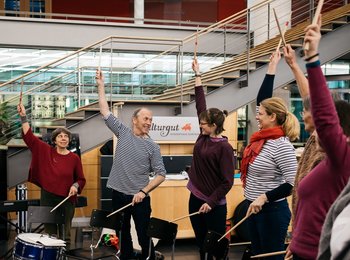 Menschen mit Musikinstrumenten beim Workshop "Community Music" im Foyer des Konzerthaus Dortmund