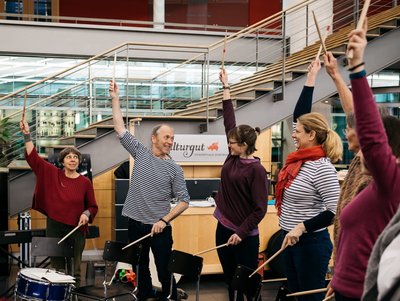Menschen mit Musikinstrumenten beim Workshop "Community Music" im Foyer des Konzerthaus Dortmund