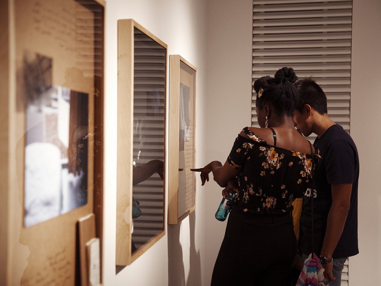 Zwei Personen diskutieren die Kunstwerke der Ausstellung Emerging Artists im UZWEI des Dortmunder U