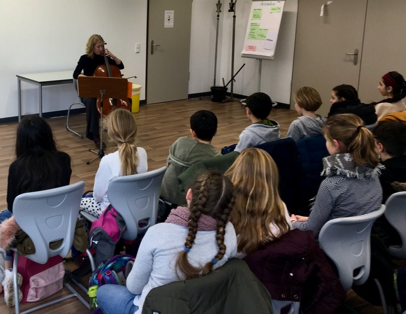 Cellistin Anouchka Hack besucht NRW Talentschule