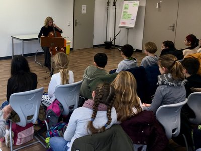 Cellistin Anouchka Hack besucht NRW Talentschule