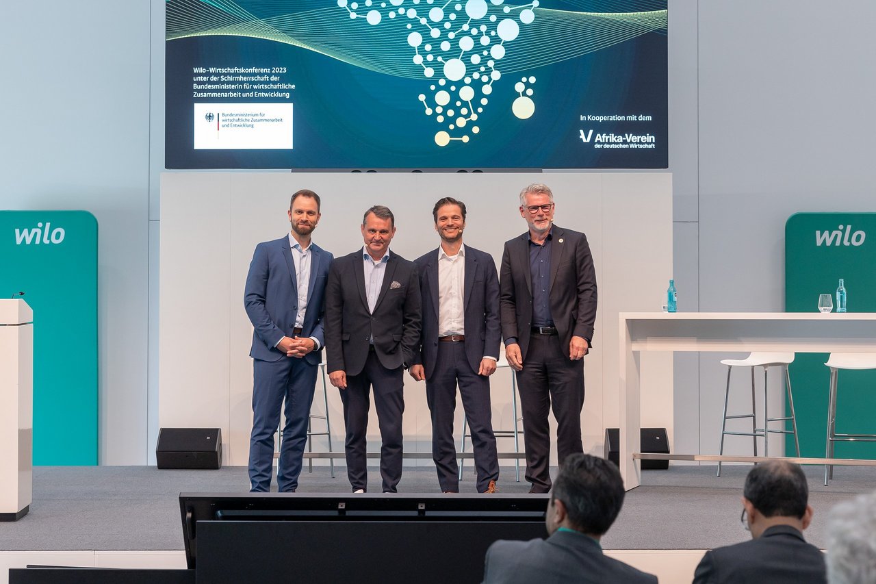 David Höltgen (Communications & Funding Projects Manager), Gero Böhmer (WILO SE), Prof. Oliver Faber (Enactus Germany e.V.) und Prof. Wolfgang Rams (Africa GreenTec AG) 