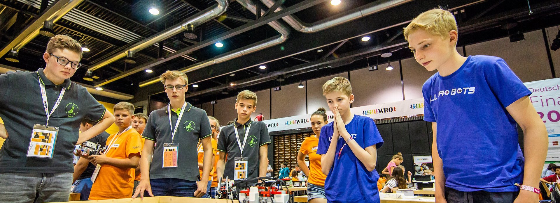 Jugendliche beim Robotic-Wettbewerb