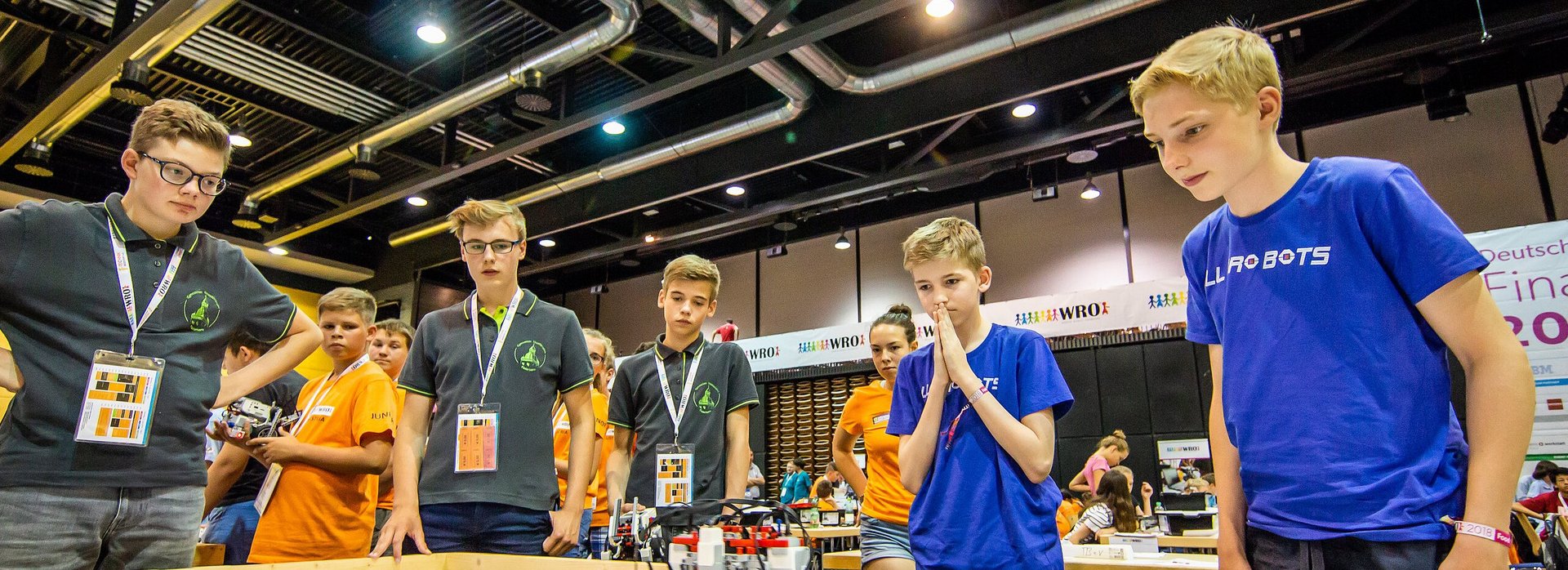 Jugendliche beim Robotic-Wettbewerb
