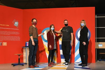 Besichtigung der Lernprojektwand im Dortmunder Kindermuseum mondo mio