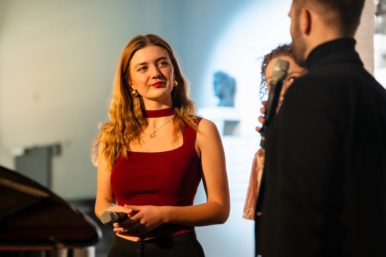 Percussionistin Clara de Groote gemeinsam mit Pianistin Marie Sophie Hauzel im Gespräch mit David Höltgen